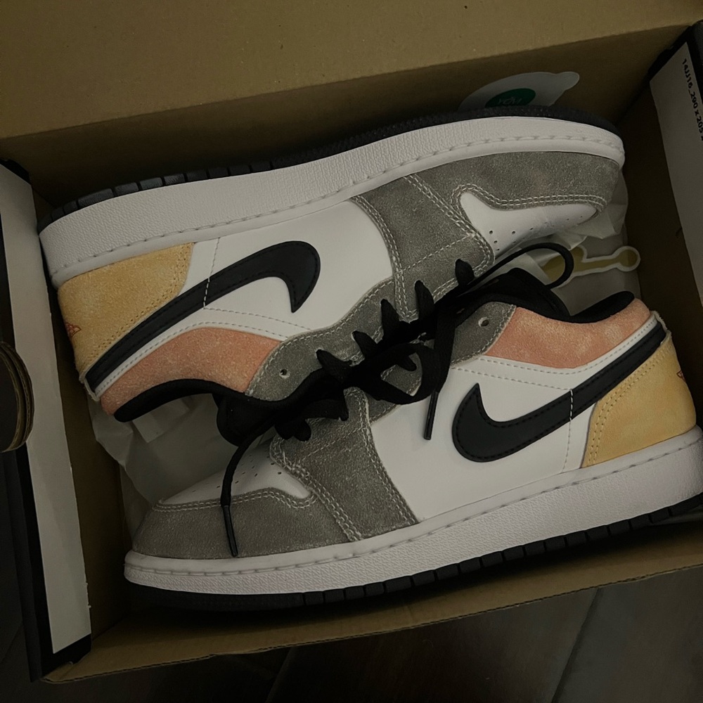 Nike Jordan air 1 low SE (grade school sizing)